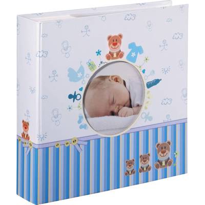 Un bébé dort sur une surface douce, encadré par un album photo aux motifs enfantins comme des ours en peluche et des jouets dans des tons de bleu et de brun.