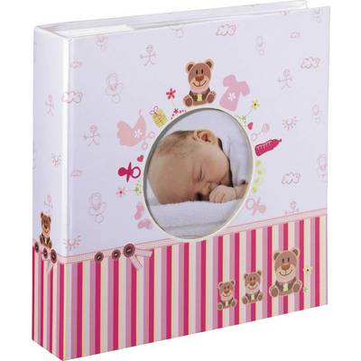 Un bébé dort paisiblement sur un support blanc, entouré d'un fond rose avec des motifs d'oursons et de jouets.