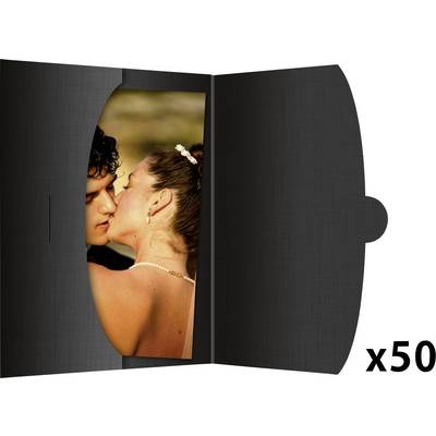 Un couple s'embrasse tendrement. Ils sont étroitement enlacés et montrent leur affection. Des ailes sombres sont visibles à gauche et à droite. En bas est inscrit « x50 ».