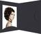 Une femme aux cheveux bouclés et portant un collier noir regarde par-dessus son épaule. Elle est encadrée par un design de carte noir.