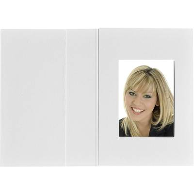 Une personne souriante aux cheveux blonds sur une photo de portrait, placée sur une surface blanche texturée.