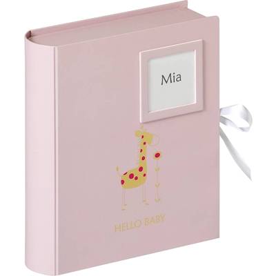 Album pour bébé rose avec un motif de girafe jaune et l'inscription 'HELLO BABY'. Une découpe en forme de fenêtre présente le nom 'Mia'.