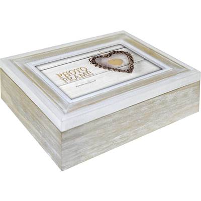 Cadre en bois en forme de cœur avec impression photo. Cadre monté sur un cube en bois carré, ton beige et blanc.