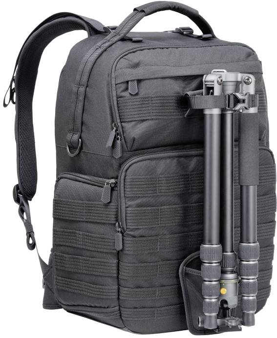Un sac à dos gris avec plusieurs compartiments et fermetures à glissière. Un trépied est fixé à l'avant du sac.