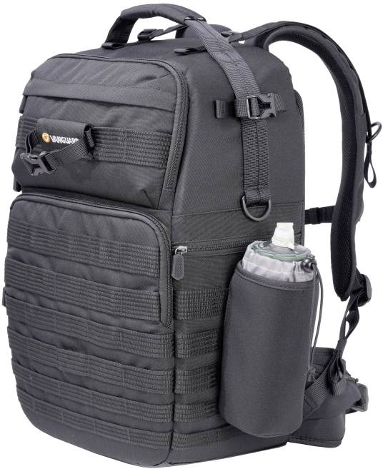 Sac à dos noir et gris avec plusieurs compartiments à fermeture éclair et une poche latérale pour bouteille, adapté aux activités de plein air.