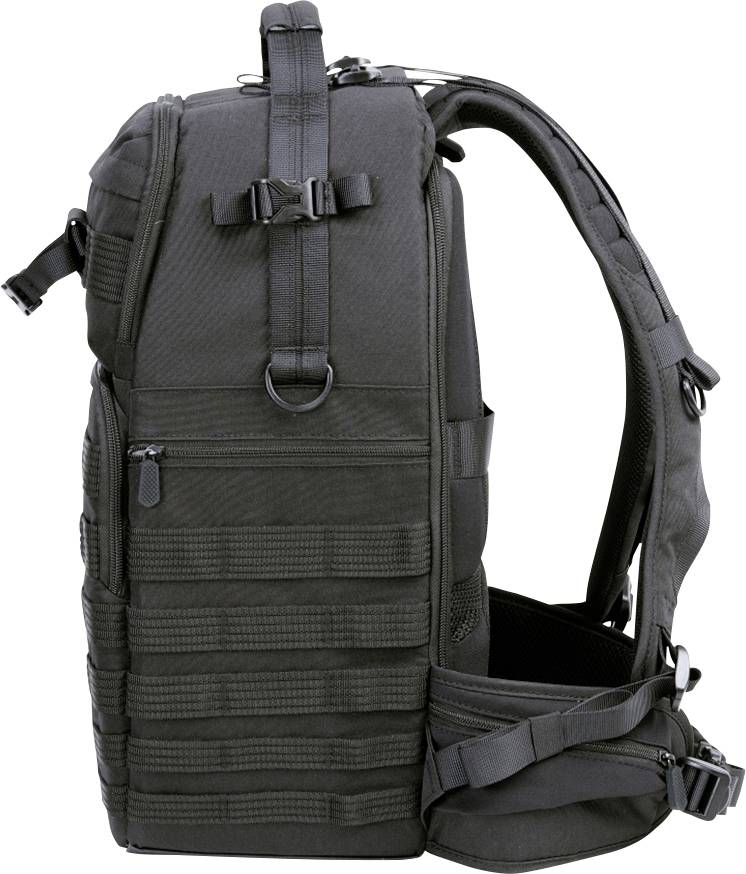 Un regard latéral sur un sac à dos tactique noir avec plusieurs sangles et boucles, conçu pour un usage en extérieur ou militaire.