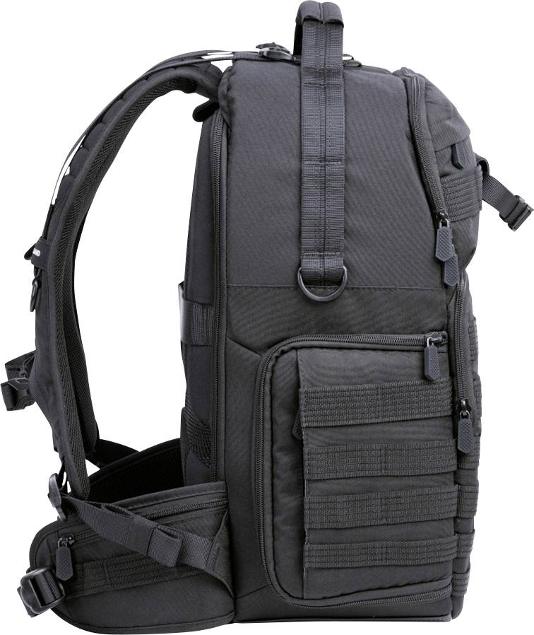 Un sac à dos noir vu de côté, doté de plusieurs compartiments à fermeture éclair et de sangles réglables, idéal pour les activités de plein air.