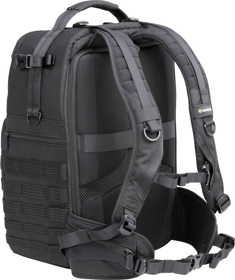 Sac à dos noir robuste avec sangles d'épaules rembourrées, boucles latérales et poignées, adapté aux activités de plein air.