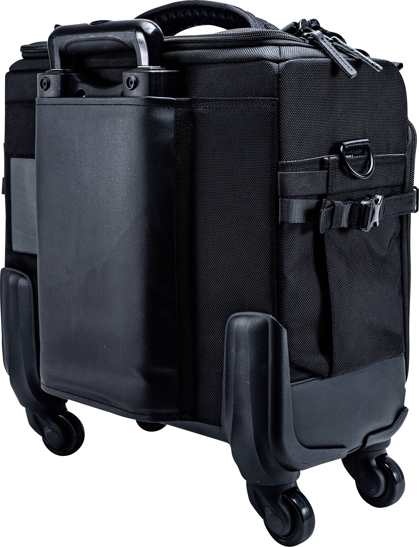 Une valise trolley noire à quatre roues, avec une poignée télescopique et plusieurs compartiments, adaptée aux voyages ou aux déplacements professionnels.