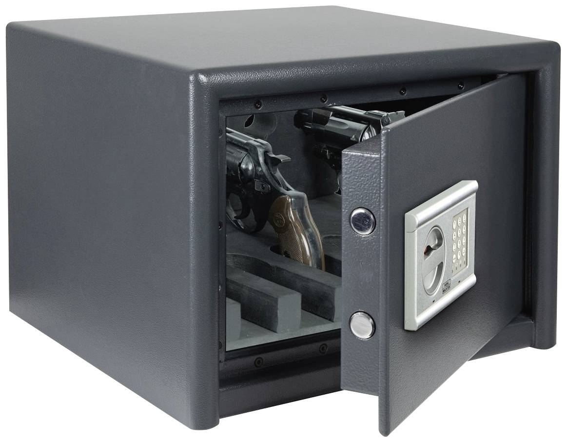 Un coffre-fort ouvert montre une vue intérieure avec deux pistolets. Le coffre-fort est équipé d'une serrure électronique à code.