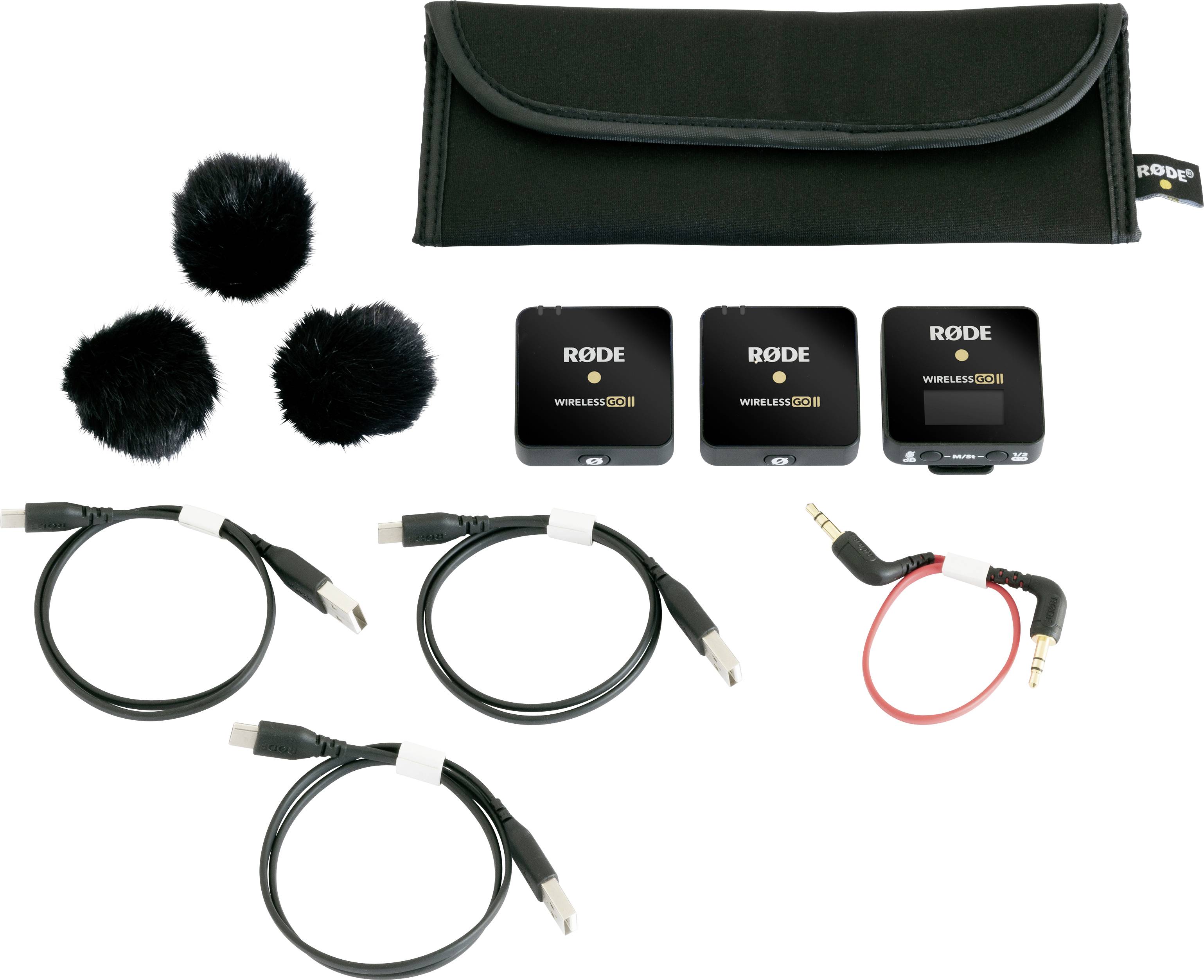 Vue de dessus d'un ensemble de microphones sans fil RODE comprenant trois émetteurs, trois câbles, deux bonnettes pare-vent et un sac de transport.