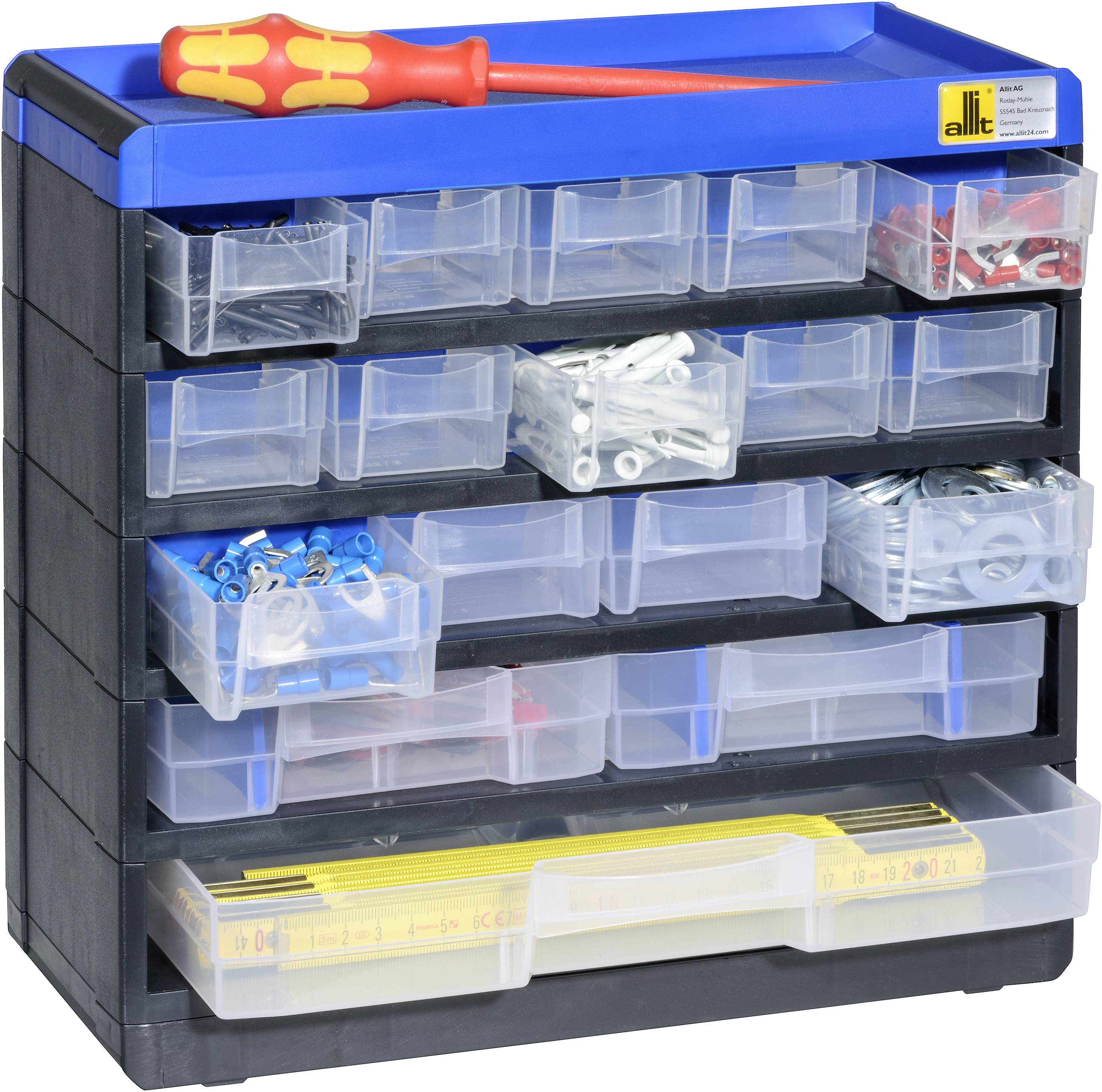 Un tournevis est posé sur un organisateur en plastique noir avec des accents bleus, qui contient plusieurs tiroirs transparents.