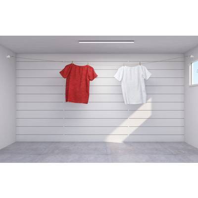 Deux t-shirts pendent sur une corde à linge fixée au mur, l'un rouge et l'autre blanc, dans une pièce vide et lumineuse.