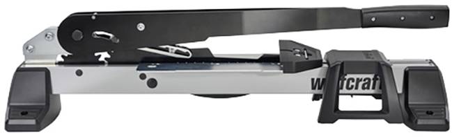 Coupe-vinyle manuel avec poignée noire et base en métal. Outil pour couper les revêtements de sol tels que les dalles vinyles.