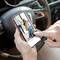 Une personne tient un smartphone dans une voiture. Sur l'écran, on peut voir une image de deux enfants qui jouent avec un jouet.