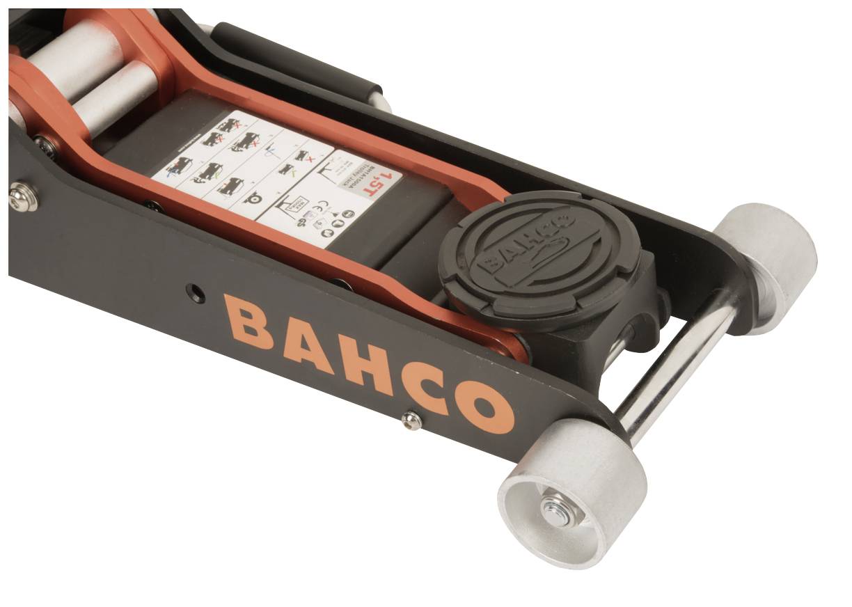 Un cric hydraulique de la marque Bahco avec des roues en aluminium et un manuel d'utilisation sur le dessus.