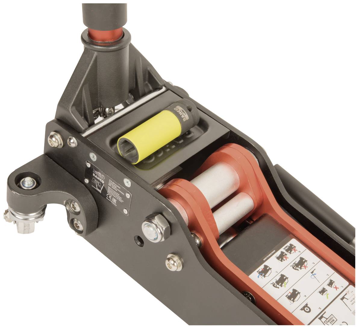 Un cric de mécanicien automobile en gros plan montre des détails tels que les leviers et les roues. Des marquages sur l'appareil sont visibles.