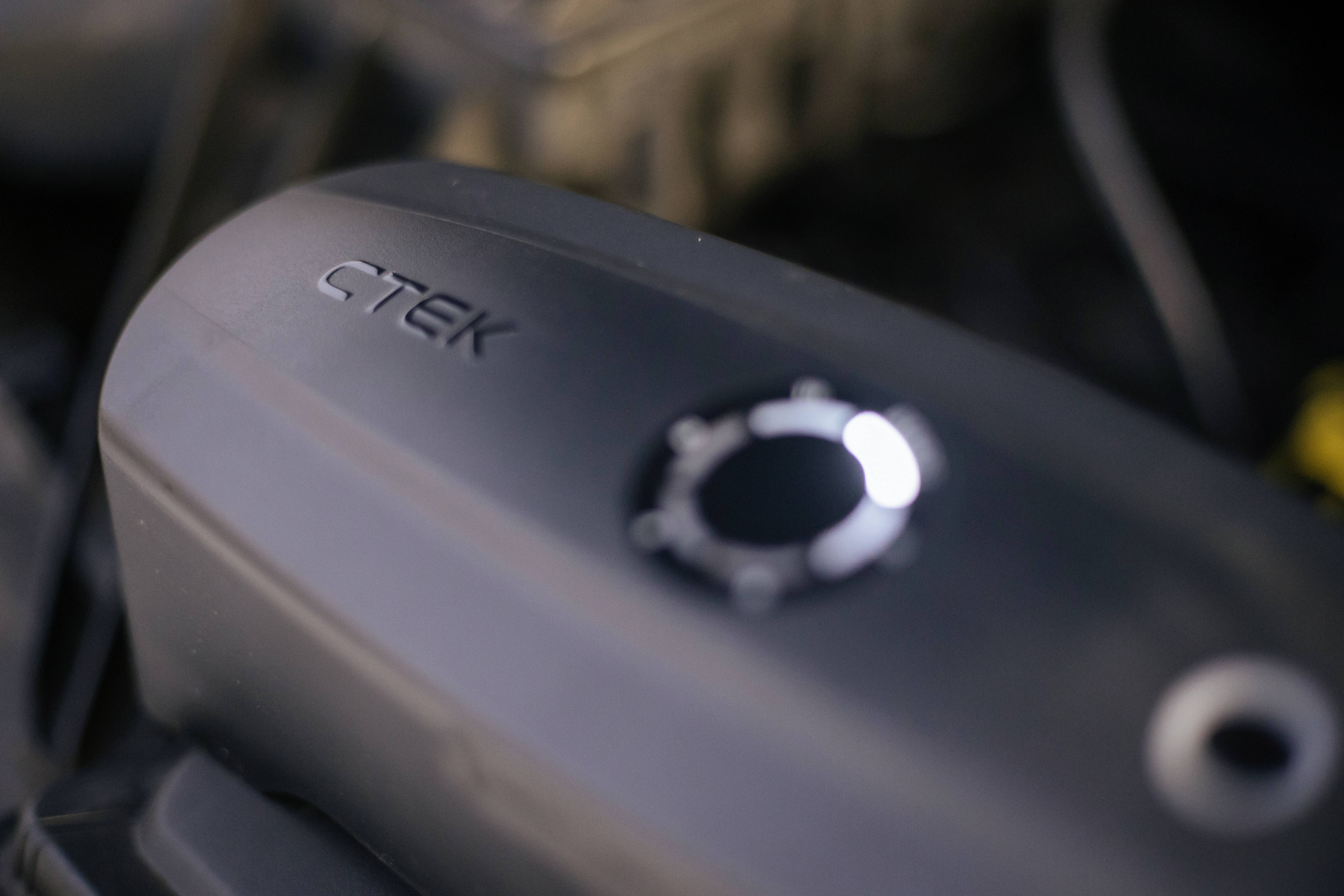 Gros plan d'un appareil noir portant l'inscription 'CTEK'. Il pourrait s'agir d'un chargeur de batterie automobile ou d'un objet similaire.