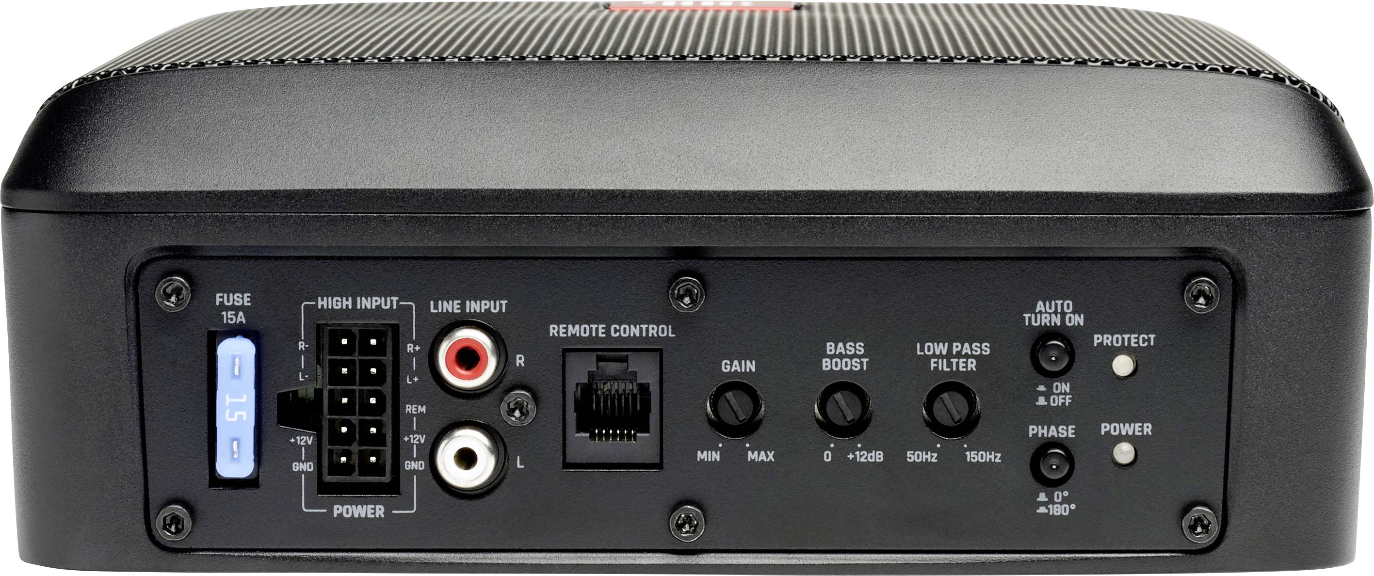 'Amplificateur noir avec connexions et commandes, comprenant un fusible, des entrées, une télécommande, un réglage du volume, un boost des basses et des paramètres de filtrage.'