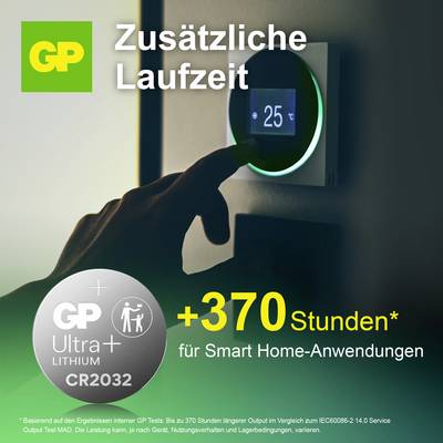 Publicité pour GP Ultra+ Lithium CR2032 : Un doigt actionne un appareil domotique ; texte « Autonomie supplémentaire » et « +370 heures* pour les applications domotiques ».