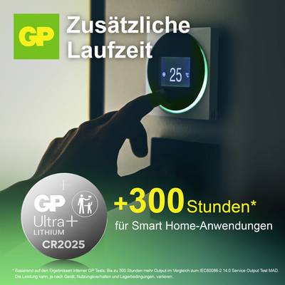 Publicité pour GP Ultra+ Lithium CR2025 : Doigt actionnant un thermostat de maison intelligente ; le texte mentionne « Durée de fonctionnement supplémentaire », « +300 heures* pour les applications de maison intelligente ».