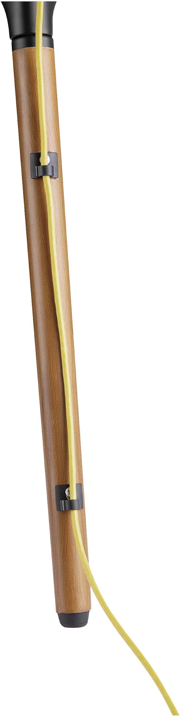 Un bâton de bois avec un câble jaune fixé le long de sa longueur, illustrant une méthode de gestion ou de protection de câble.