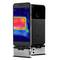 Un smartphone doté d'un capteur thermique affiche une image thermique colorée sur son écran.
