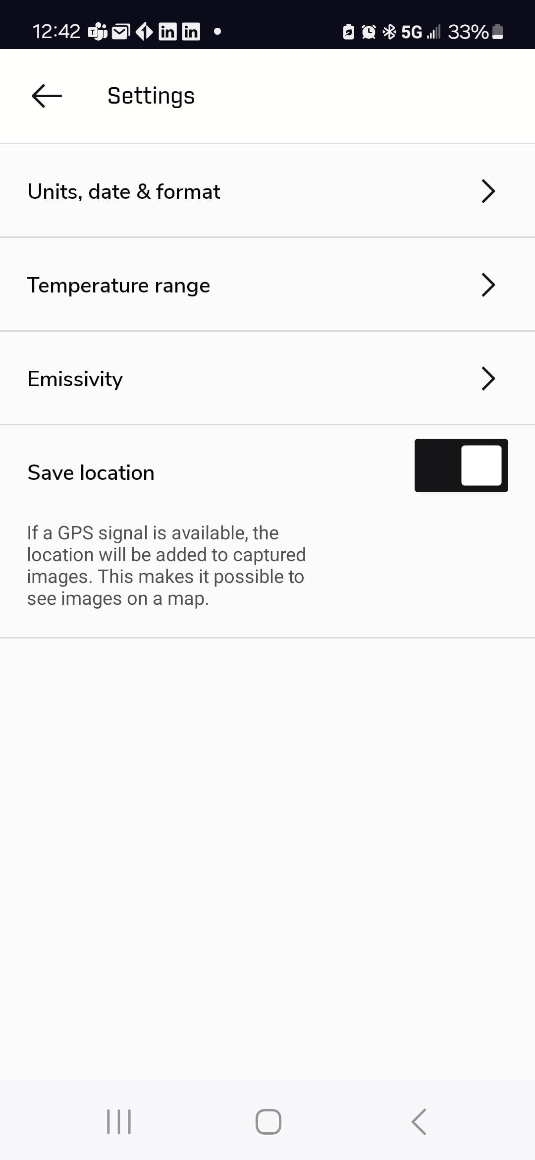 Écran des paramètres d'un smartphone affichant les options 'Unités, date & format', 'Plage de température', 'Émissivité', 'Enregistrer l'emplacement'.