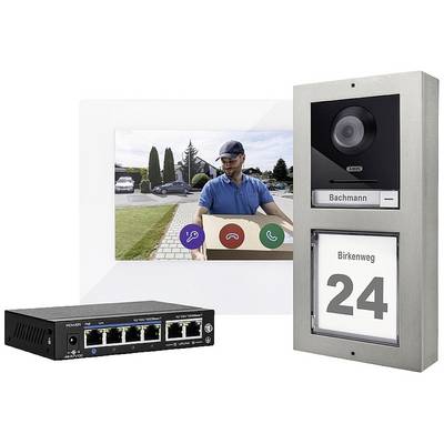 Un kit de visiophone avec moniteur intérieur, caméra et plaque numérotée sur l'unité extérieure. Un livreur porte un colis.