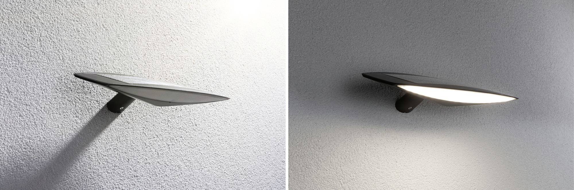 Deux appliques murales, une éteinte (à gauche) et une allumée (à droite), sur un mur blanc texturé.