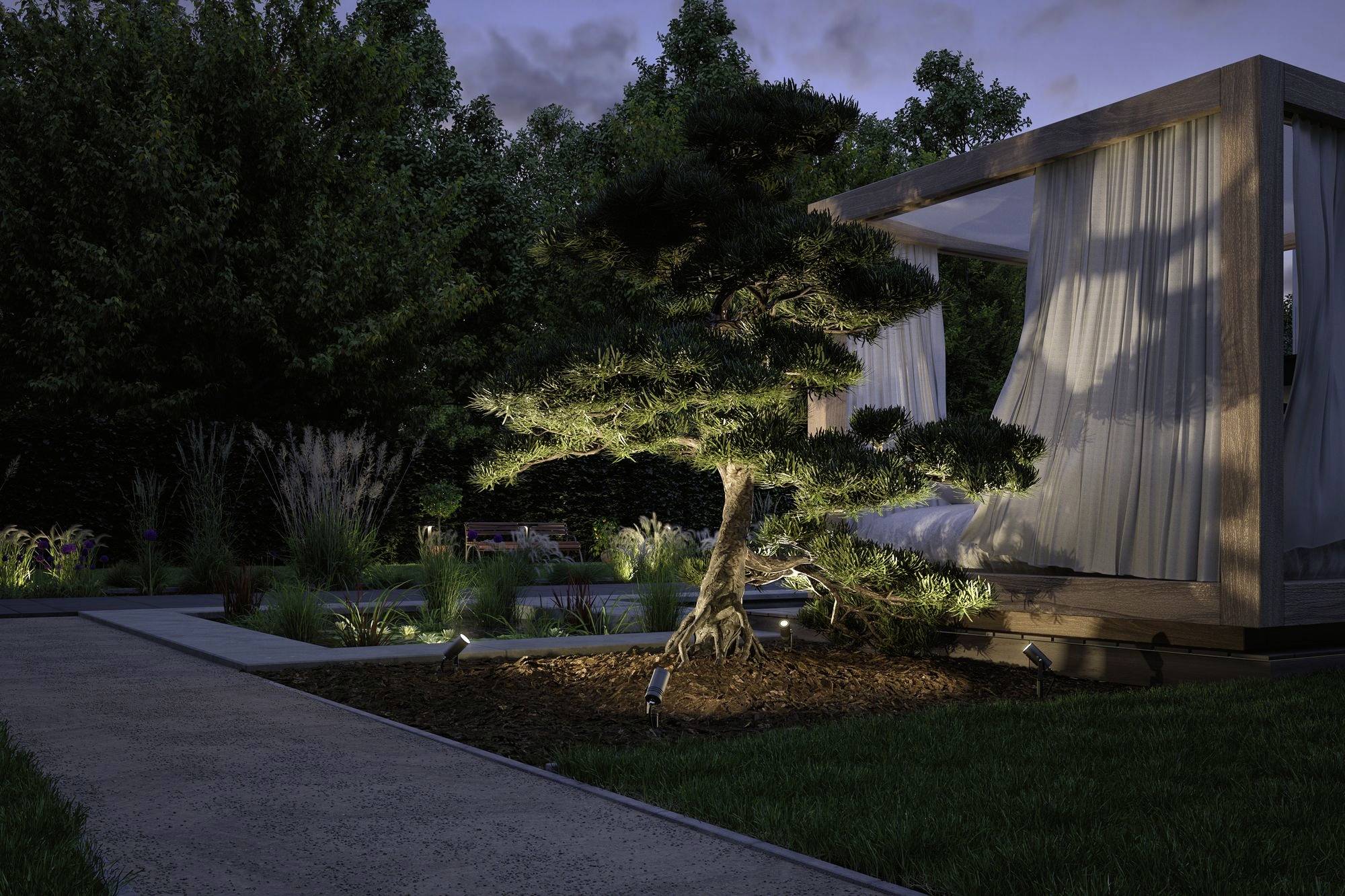 Un jardin japonais illuminé au crépuscule, avec un bonsaï soigneusement entretenu au premier plan et un pavillon moderne en arrière-plan.