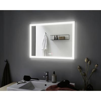 Un miroir éclairé au-dessus d'un lavabo, montrant les reflets de serviettes et d'articles de salle de bain sur une étagère murale.