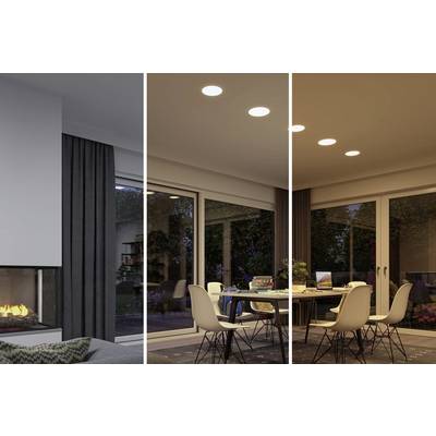 'Trois sections d'un salon avec différentes ambiances lumineuses : à gauche tamisée, au centre lumineuse, à droite chaleureusement éclairée.'