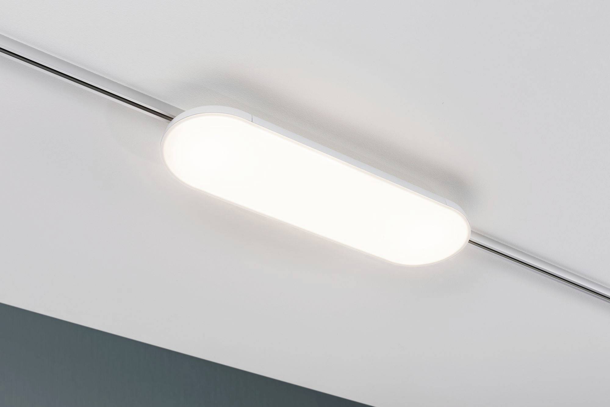 Un luminaire de plafond allongé en matériau clair, qui s'illumine uniformément et assure un éclairage net de la pièce.