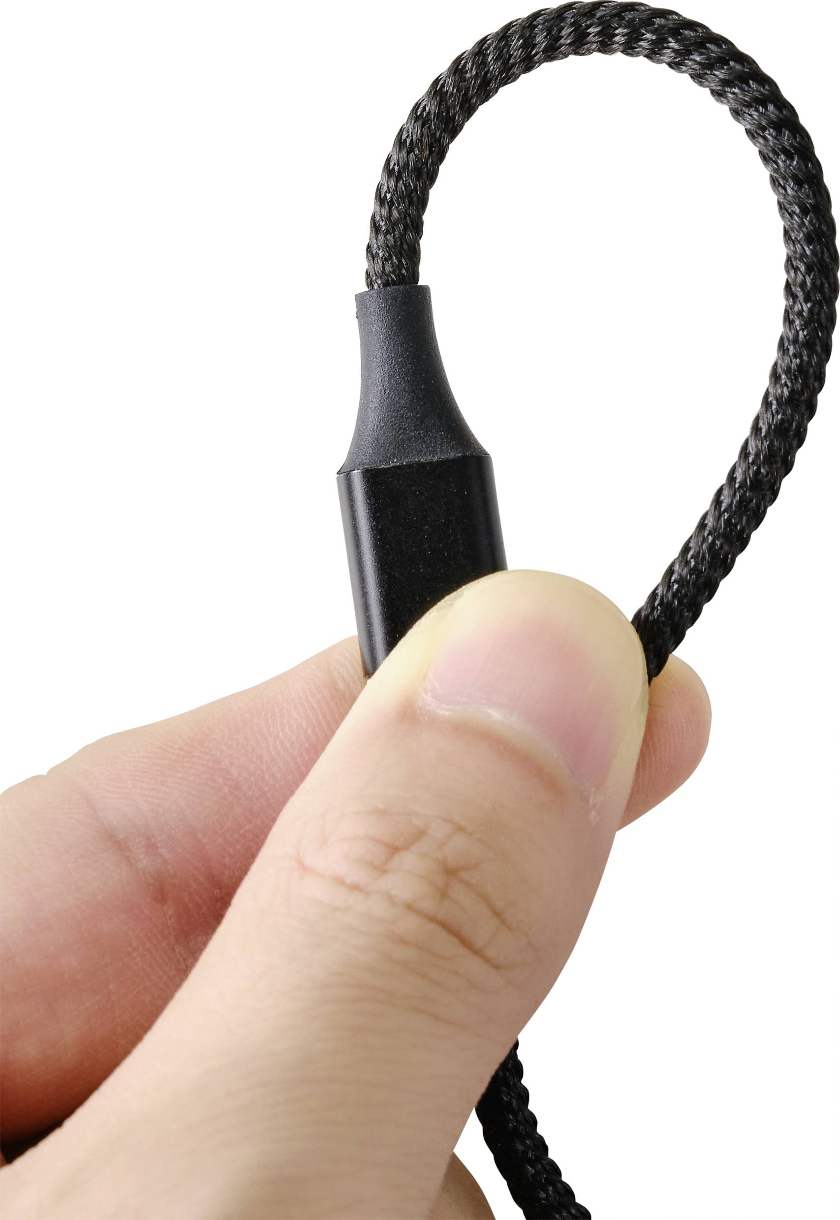 Une main tient un câble USB noir tressé avec une boucle.