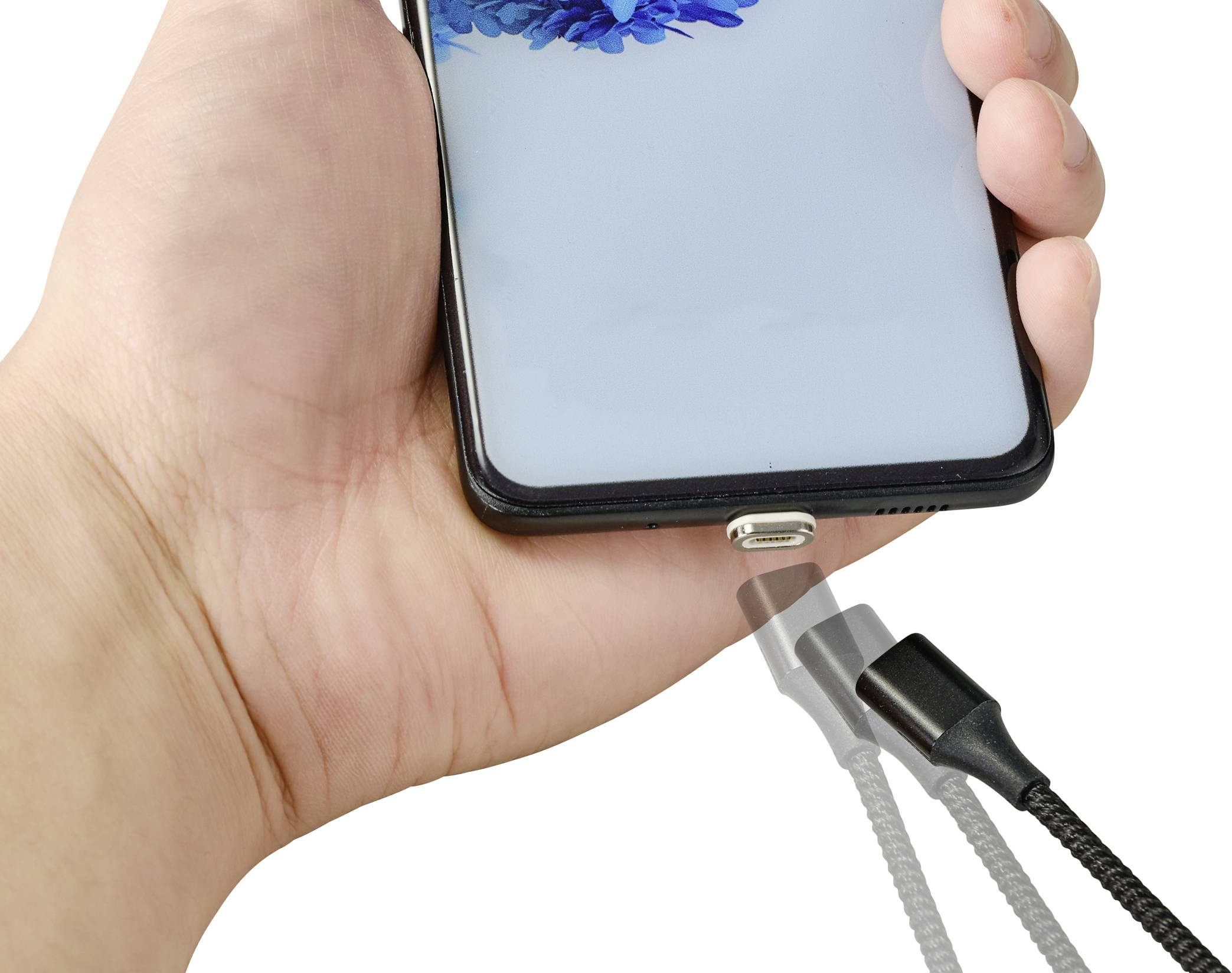 Une main tient un smartphone avec un port de charge magnétique. Un câble de chargement doté d'un connecteur magnétique s'approche du port.