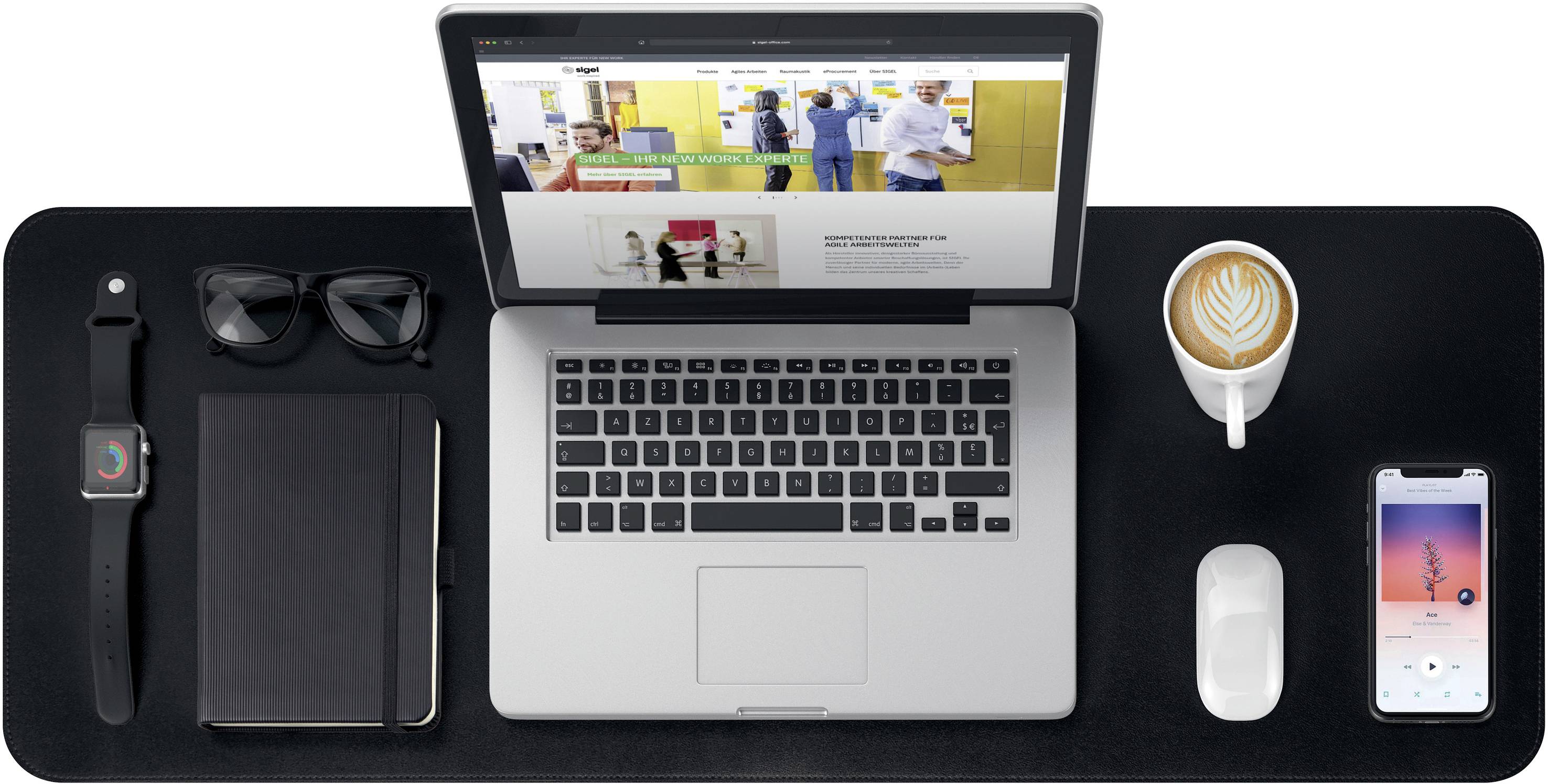 Un bureau bien rangé avec un ordinateur portable, une tasse de café, un smartphone, un carnet de notes, des lunettes, une montre et une souris. L'écran de l'ordinateur portable affiche un site web.