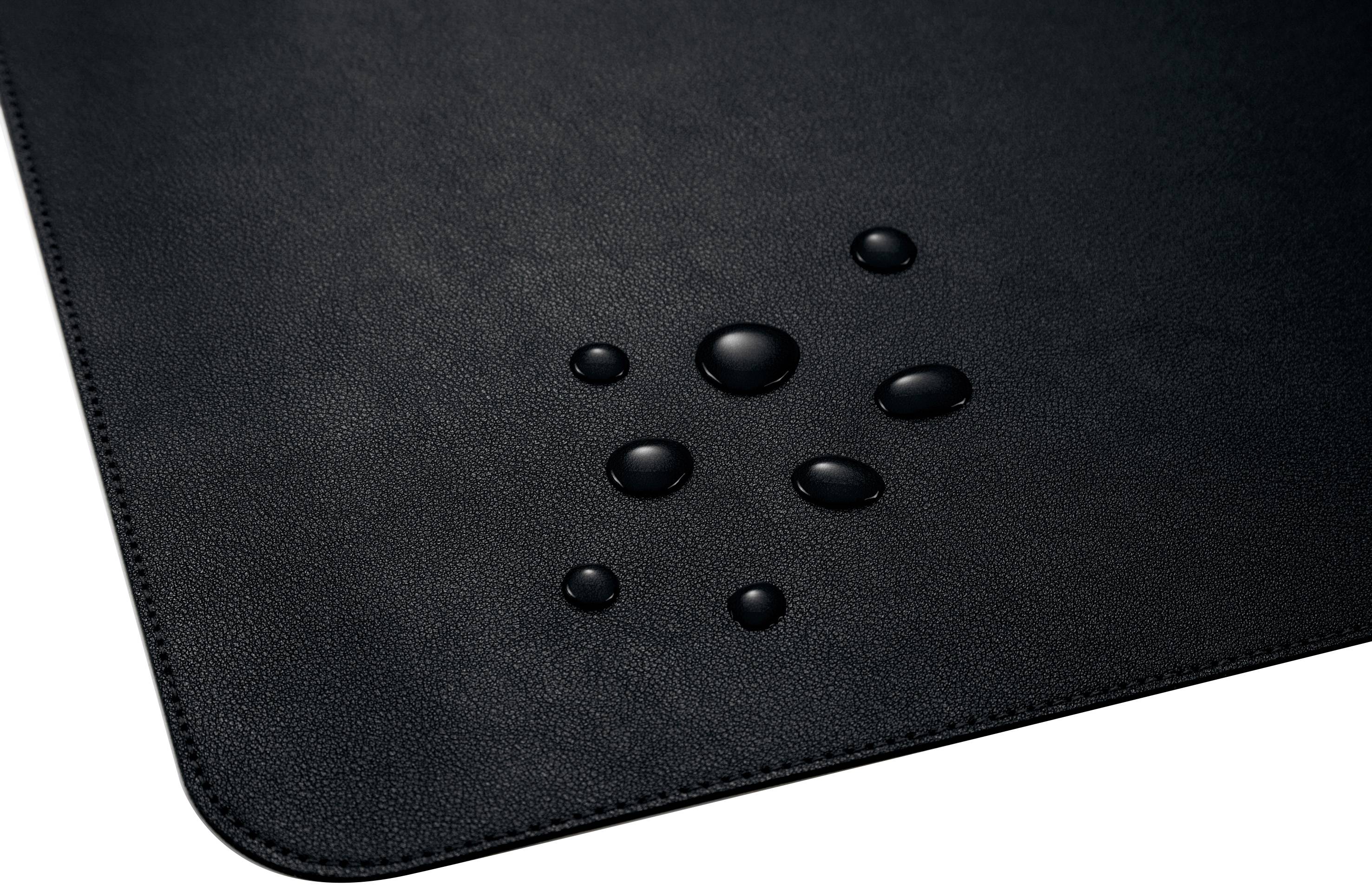 Une surface noire avec plusieurs gouttes d'eau visibles sur le matériau indique une répulsion à l'eau.