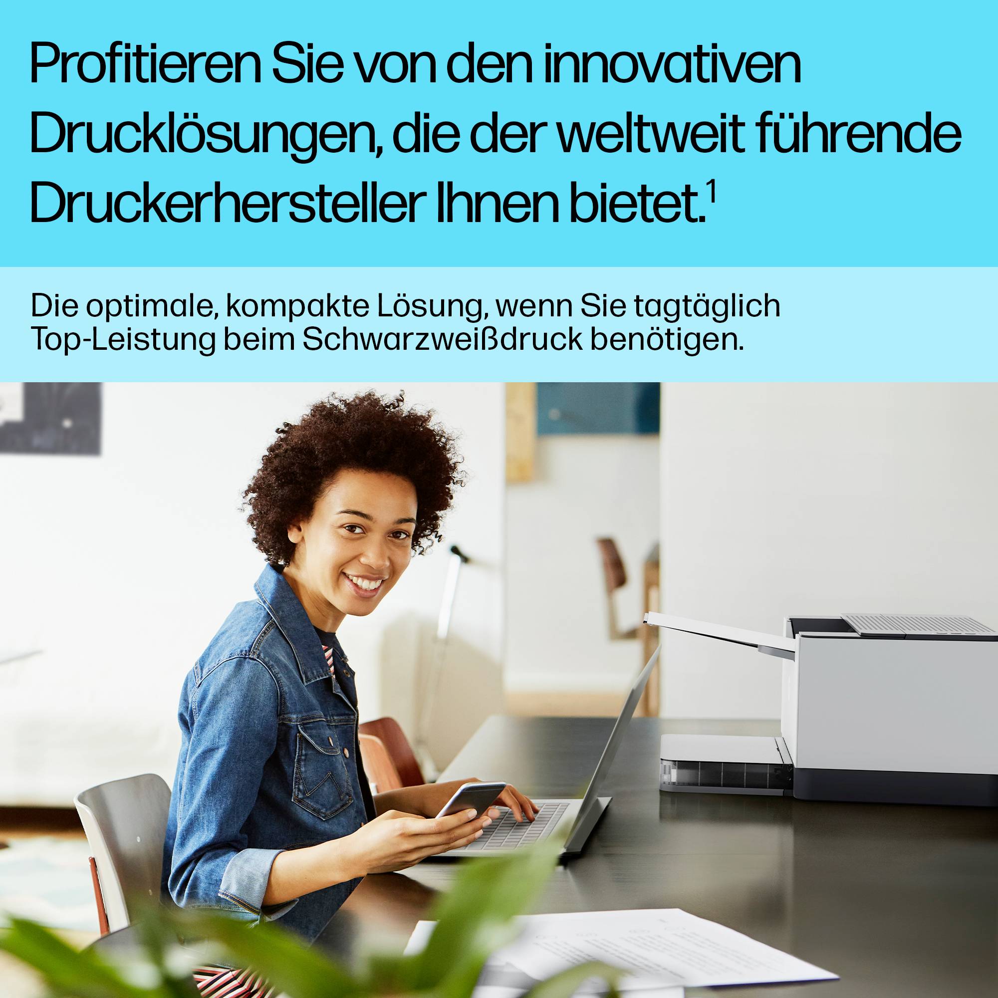 Une personne souriante portant des lunettes est assise à un bureau et travaille sur un ordinateur portable. Le texte met en avant des solutions d'impression innovantes.