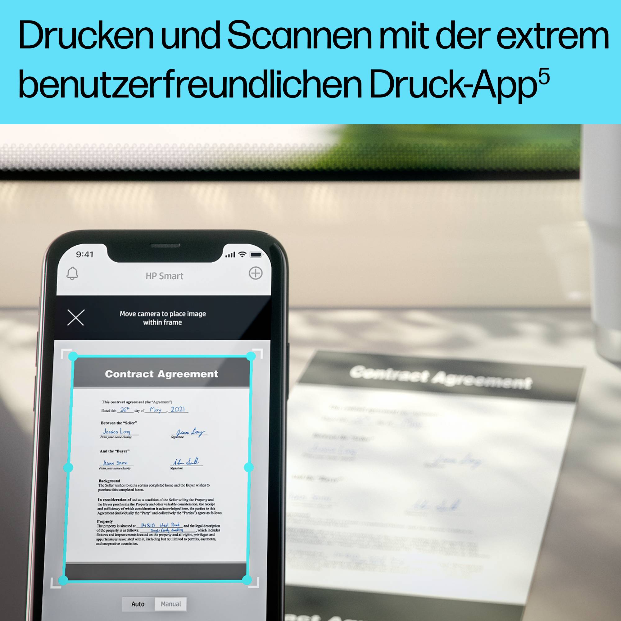 Téléphone portable avec l'application de numérisation ouverte affichant un document scanné à l'écran. Un document imprimé flou est visible en arrière-plan.