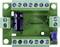 Circuit imprimé vert avec plusieurs connexions et composants électroniques, comprenant un condensateur noir et une résistance bleue.