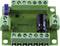 Un circuit électronique vert avec plusieurs bornes à vis, un potentiomètre bleu et un condensateur noir.