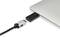 Un câble USB-C est branché dans un adaptateur qui s'insère dans le port d'un ordinateur portable. L'ordinateur portable est de couleur argent.
