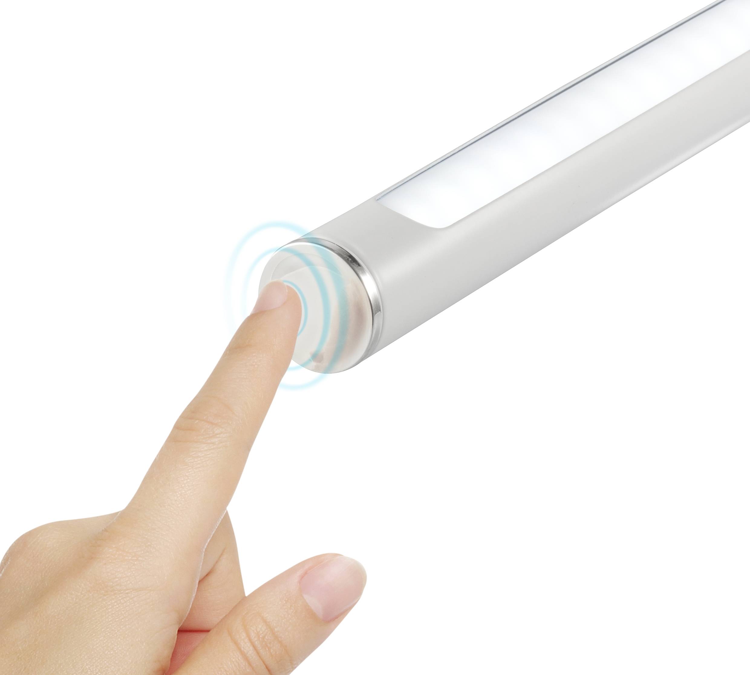 Un doigt appuie sur un interrupteur d'une lampe LED pour allumer ou éteindre la lumière.