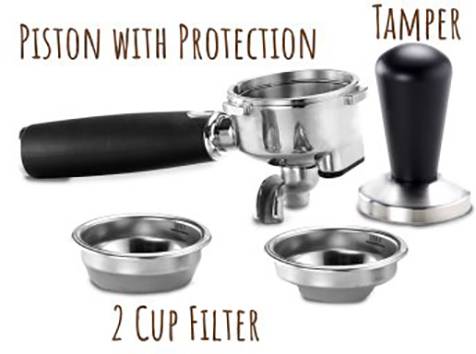 Porte-filtre avec protection, tamper et deux filtres à tasses pour la préparation de l'espresso.