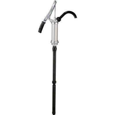 Une pompe manuelle avec un long tuyau noir et une poignée pour l'extraction manuelle de liquides.