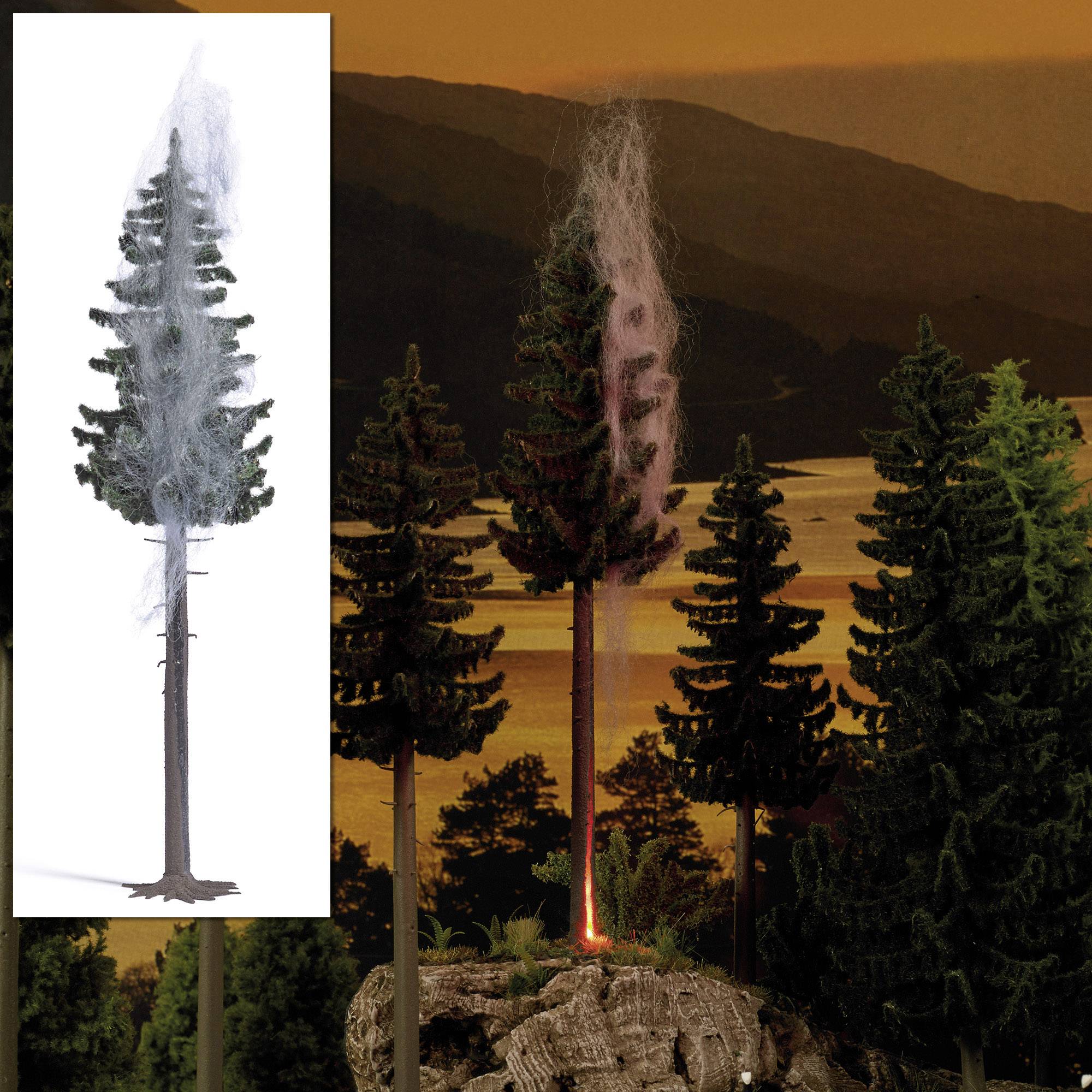 La composition de l'image représente un arbre avec un développement de fumée, semblable à un incendie, devant un paysage forestier au coucher de soleil.