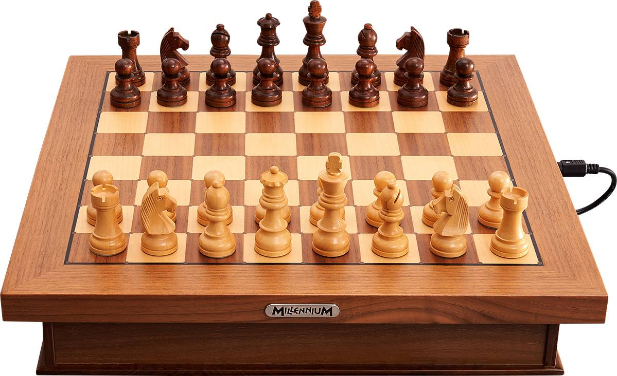 Échiquier en bois avec des pièces en bois, position de départ. Le plateau a des ornements en bois et un port USB sur le côté.