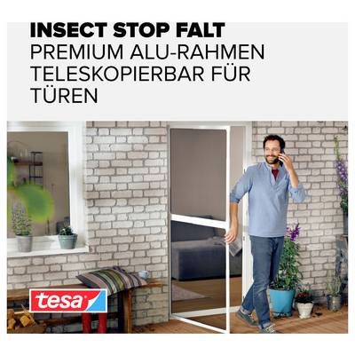 Publicité pour 'INSECT STOP FALT' de tesa : Un homme se tient dans l'encadrement d'une porte avec une moustiquaire télescopique pour portes.