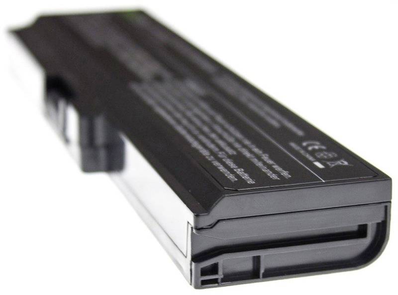 'Batterie d'ordinateur portable noire en gros plan montrant sa forme rectangulaire et ses détails de connexion.'